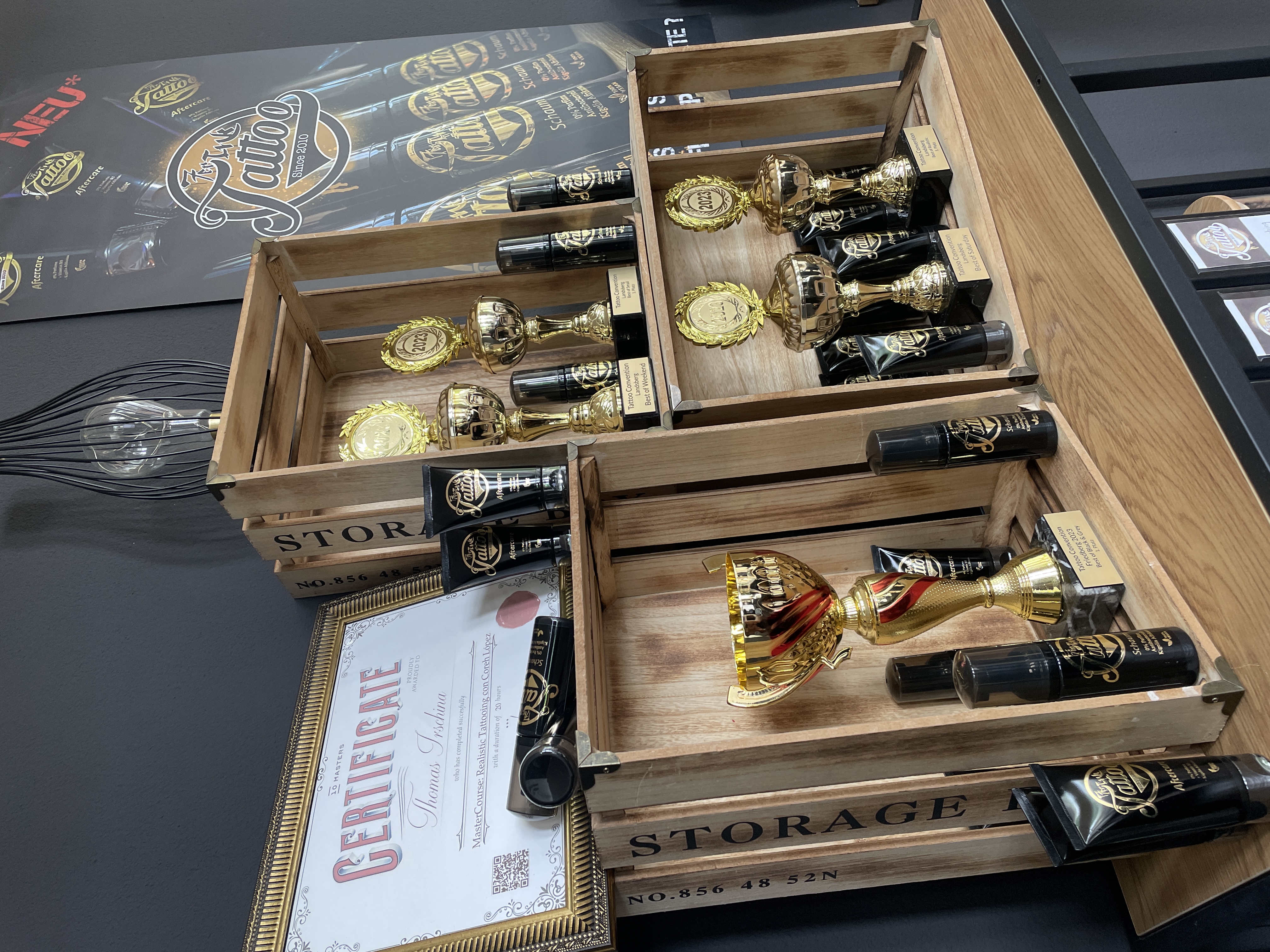 Tom mit Convention-Pokalen