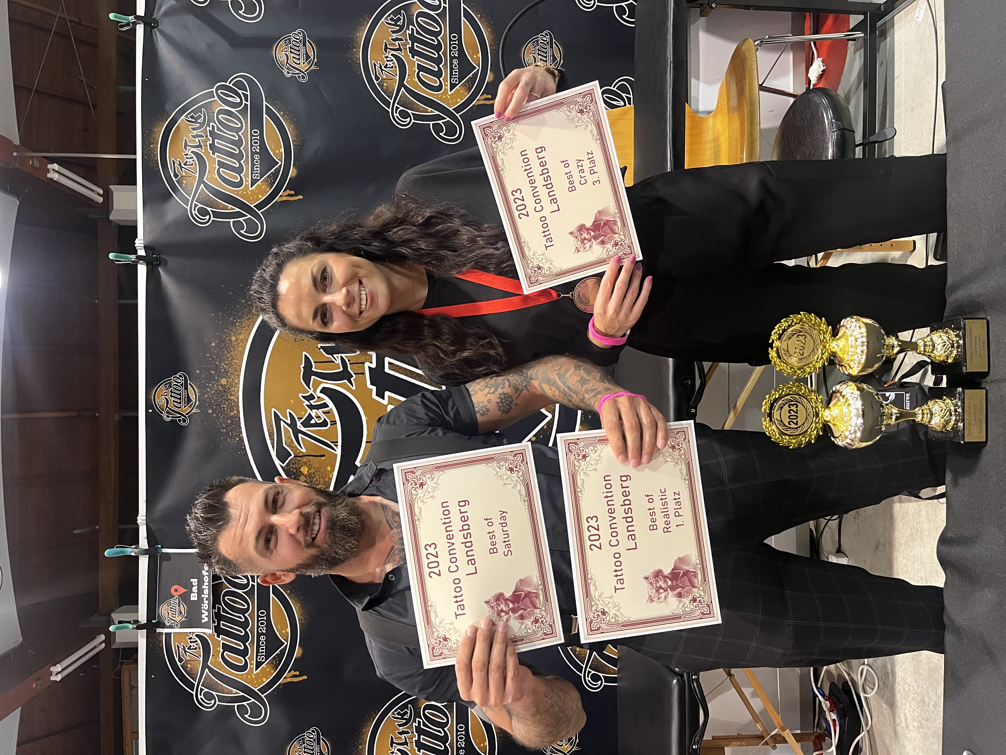 Tom und Melli mit Urkunden