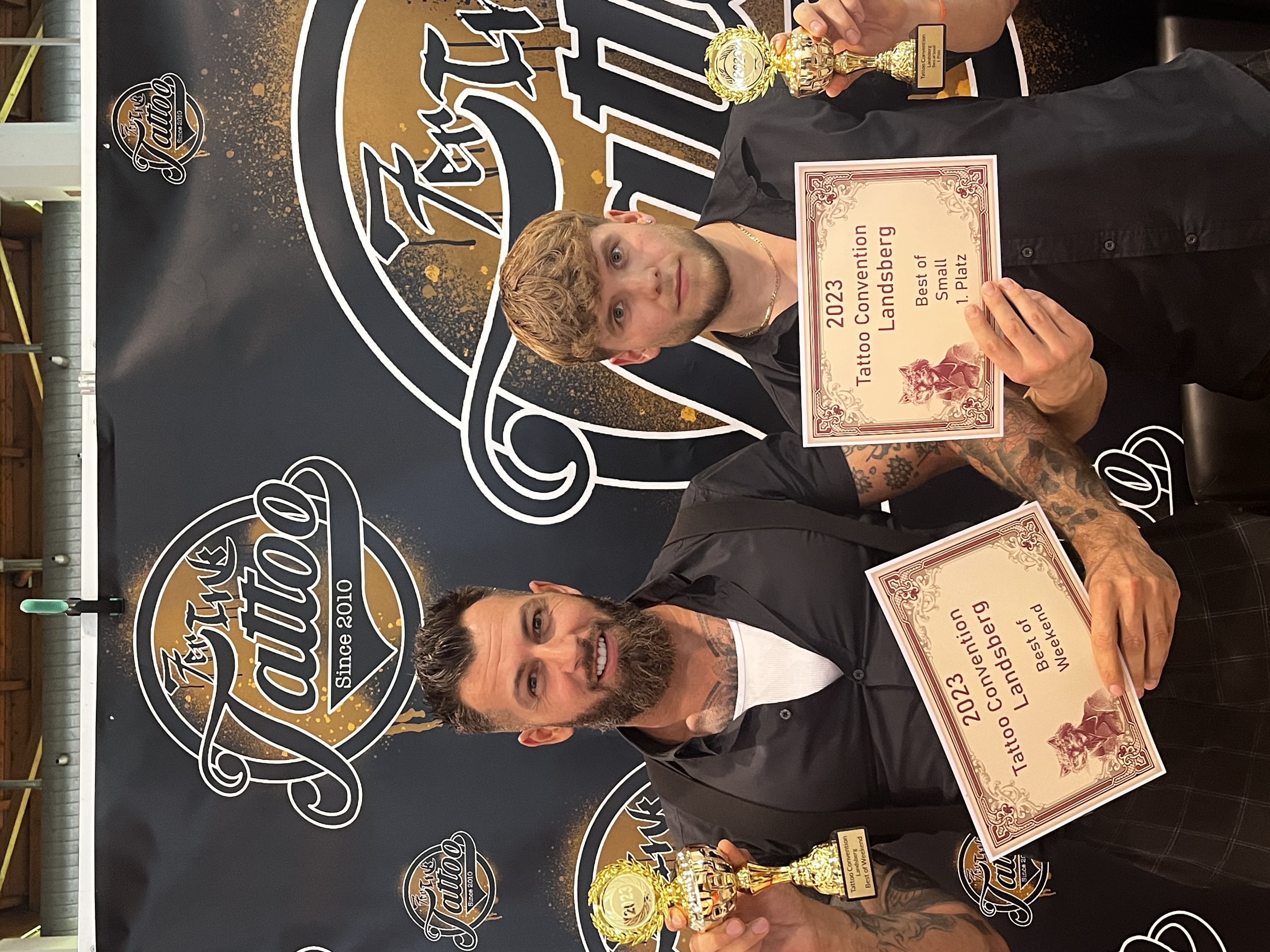 Tom und Patrick mit Urkunden