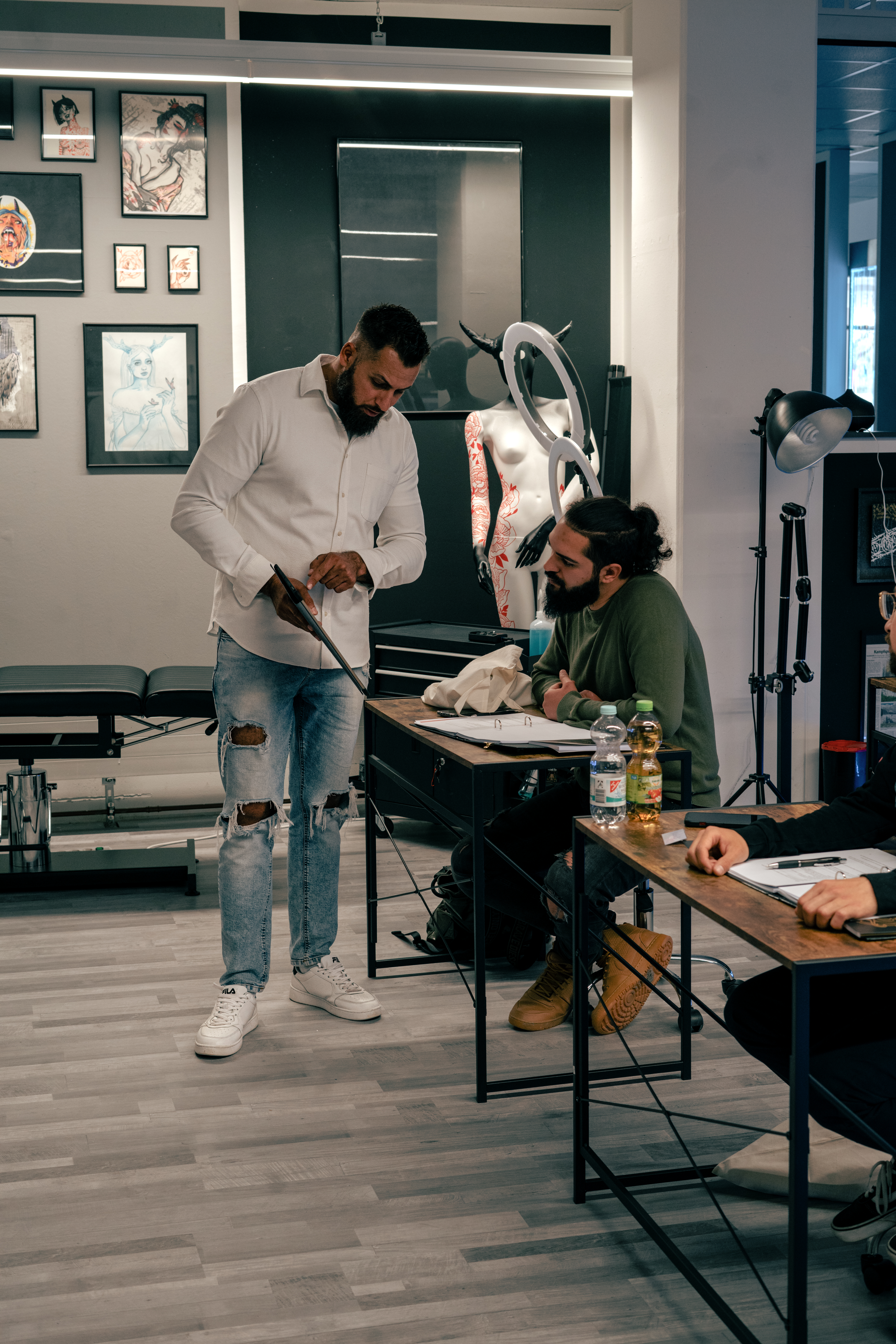 Tom erklärt Technik im Seminar