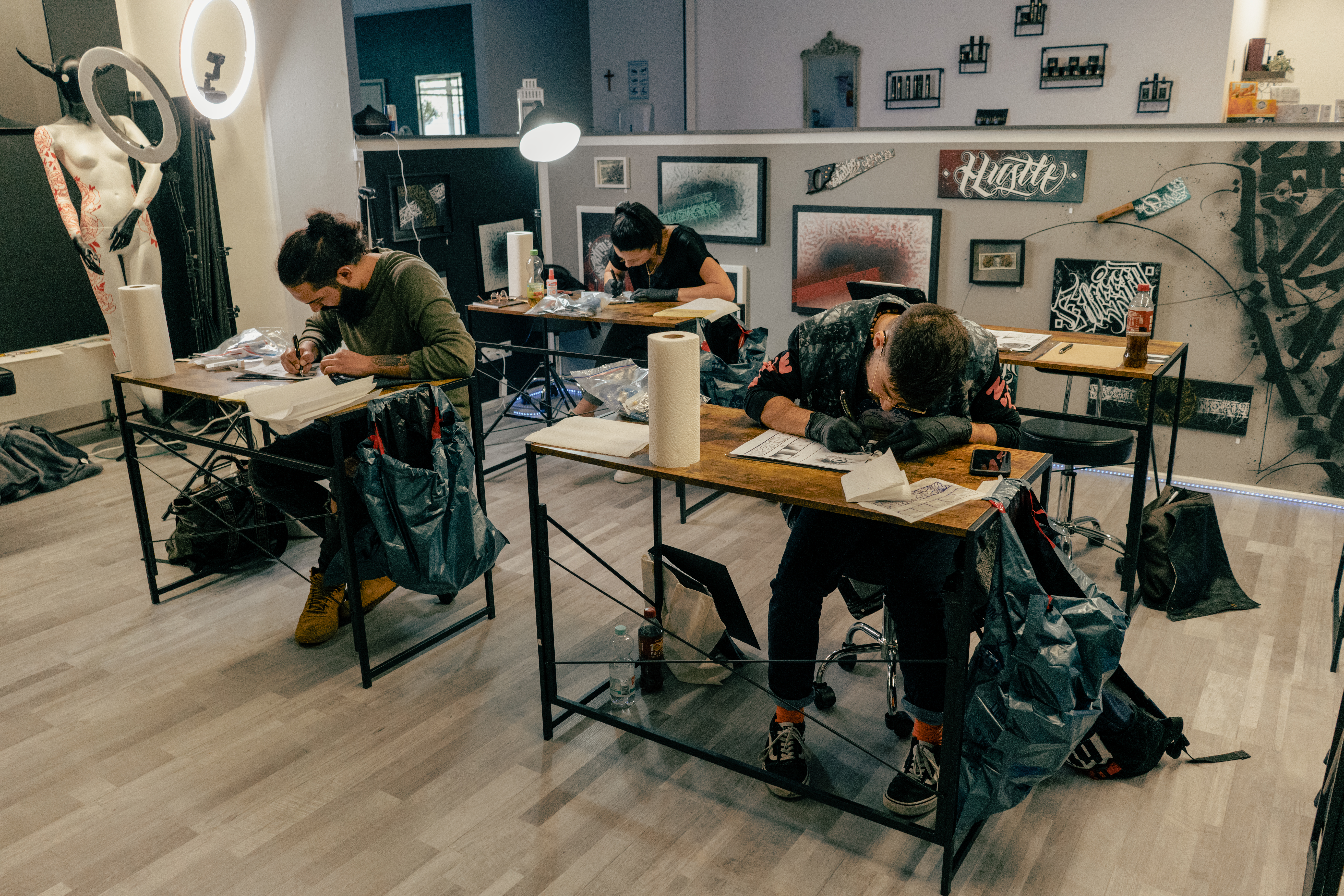 Tom mit Seminarteilnehmern