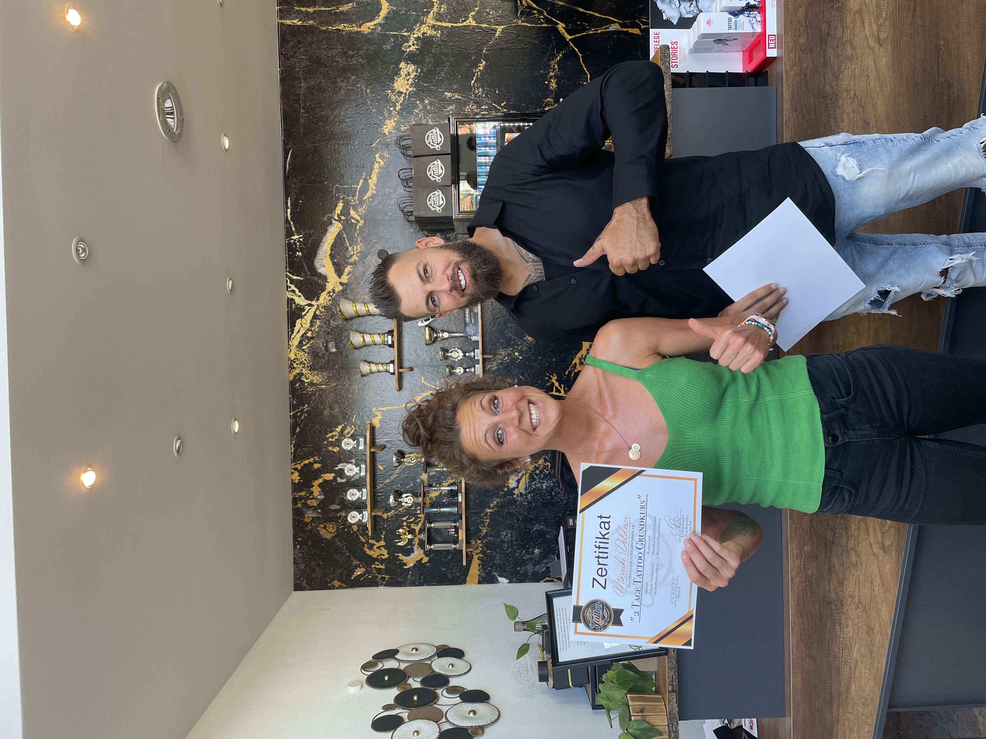 Tom und Teilnehmerin Zertifikat